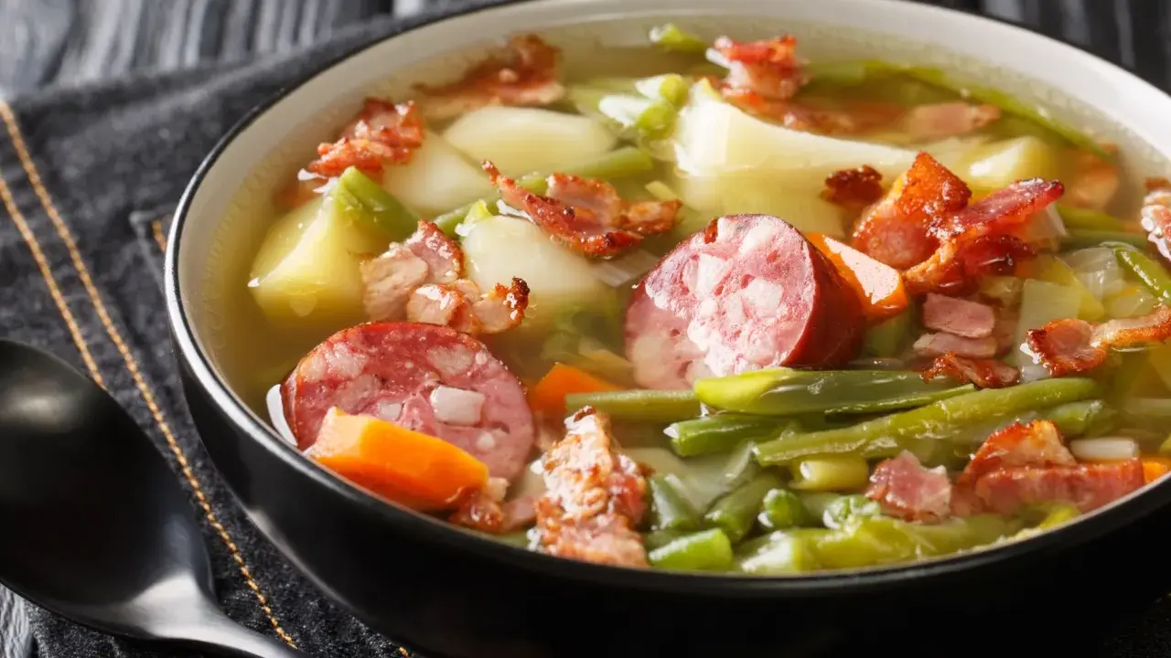 Un plat réconfortant de spécialités Metz : une soupe garnie de saucisses, lardons, pommes de terre et haricots verts.