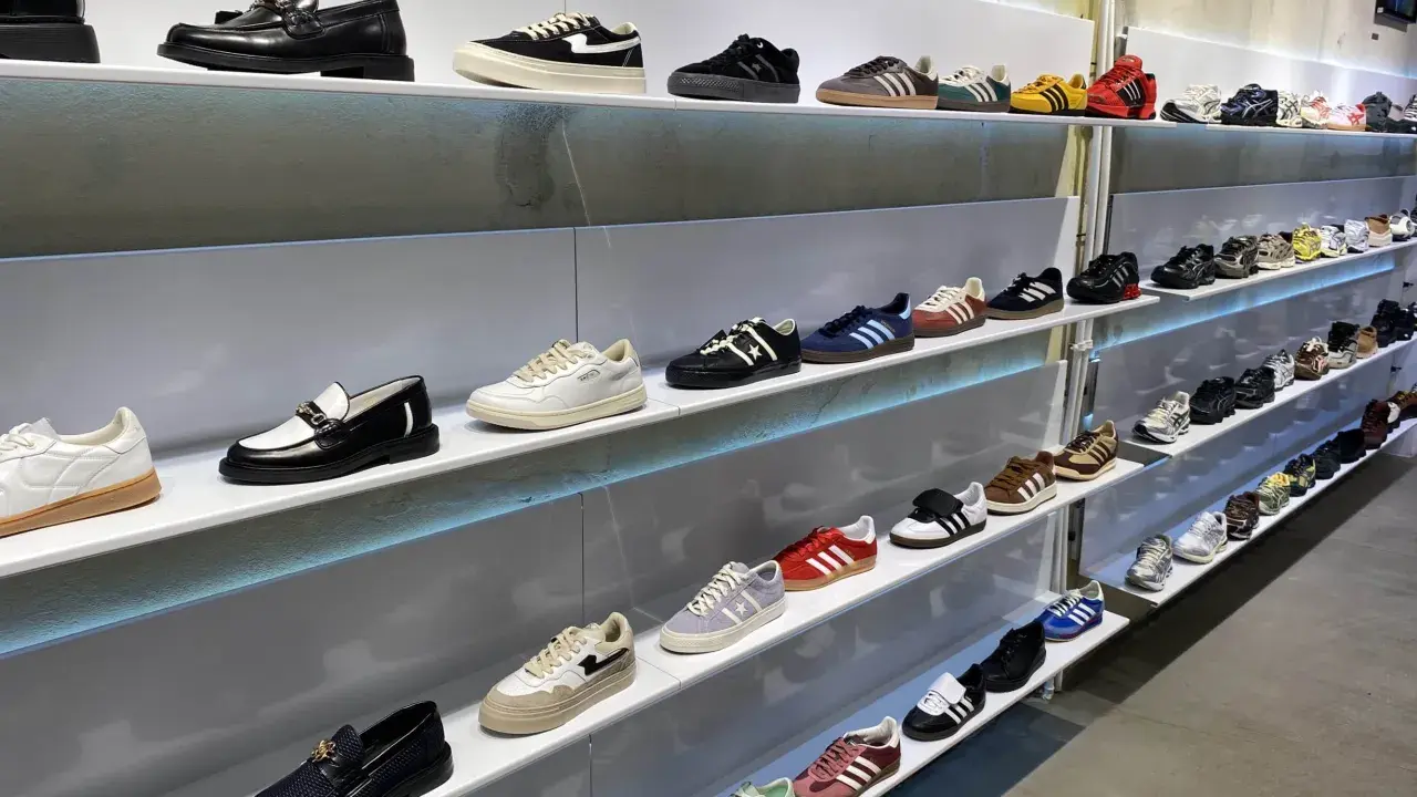 Warsaw sneaker store czy legit? Na półkach mnóstwo stylowych butów, od klasycznych adidasów po modne trampki.