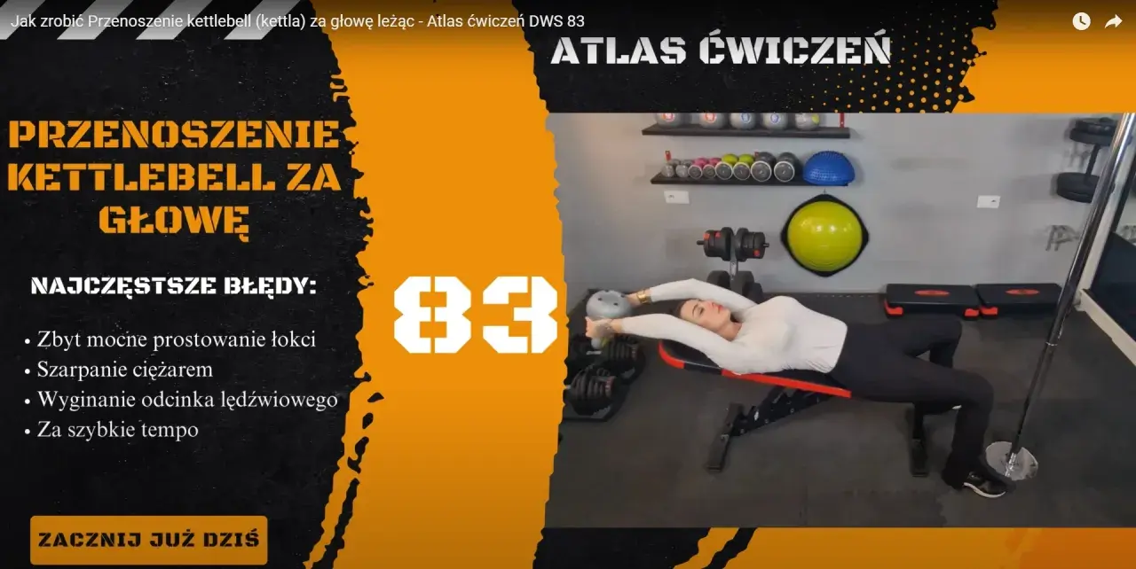 Kobieta wykonuje ćwiczenia z kettlem leżąc na ławce. Poprawne przenoszenie ciężaru nad głowę to klucz do sukcesu.