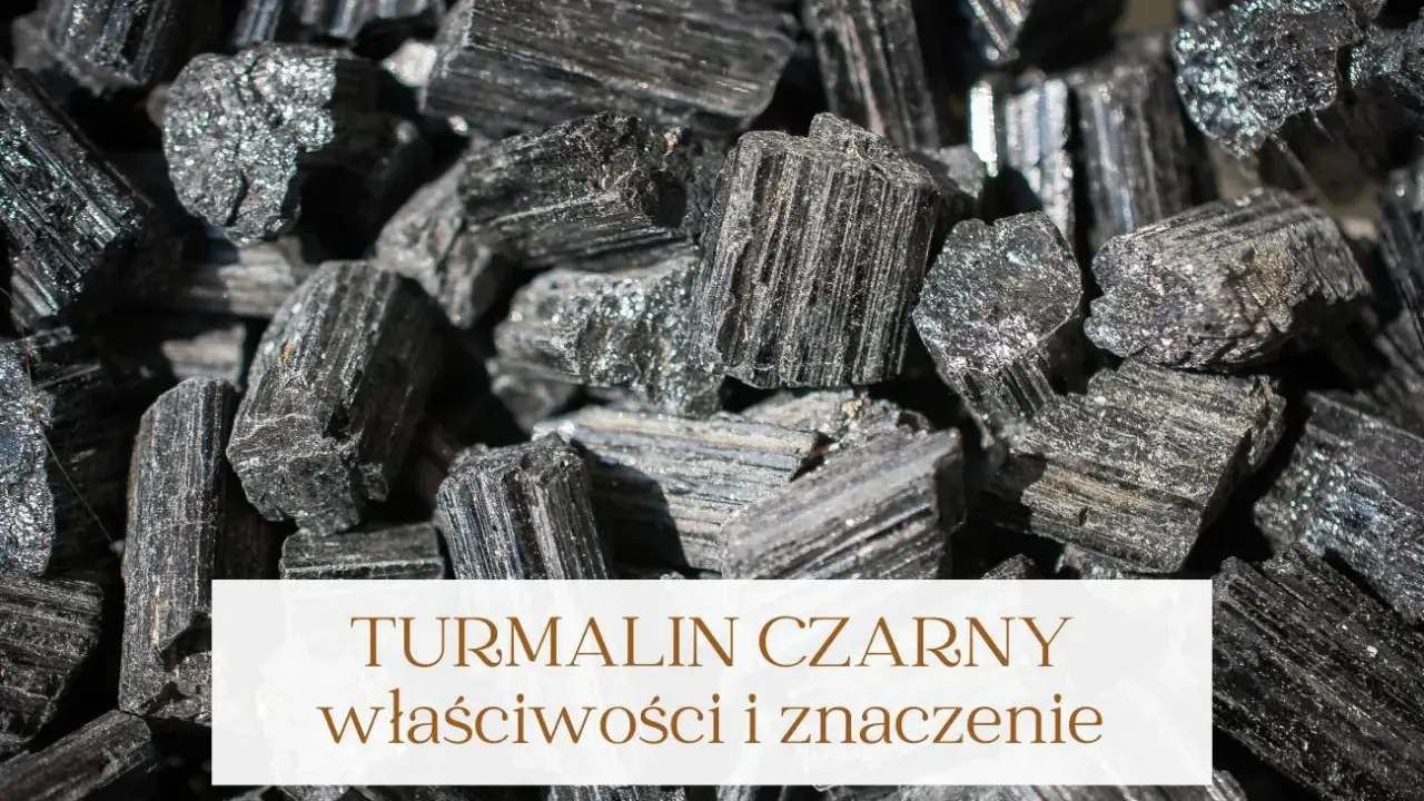 Grupka surowych, czarnych kryształów turmalinu. Poznaj czarny turmalin właściwości i jego znaczenie.