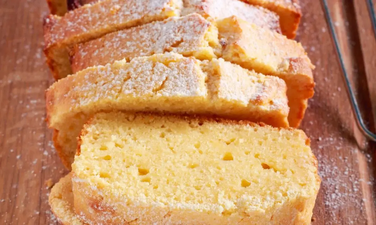 Puszyste ciasto cytrynowe, pokrojone w plastry i posypane cukrem pudrem. Idealny przepis na ciasto na niedzielne popołudnie.