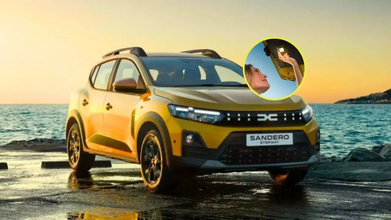 El Sandero Stepway 2026 amarillo, listo para la aventura junto al mar. Una mujer abre el maletero, iluminando el camino.