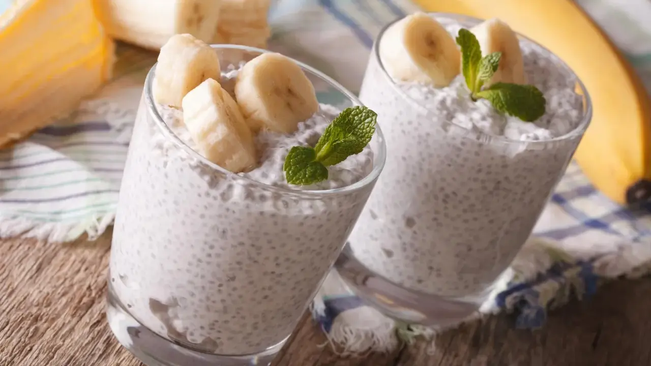 Dwa pucharki z puddingiem z nasion chia i bananem, idealne dla kobiet w ciąży. Zdrowe i pyszne!
