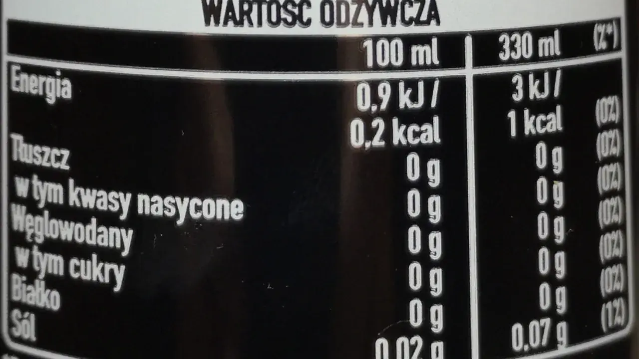 Tabela wartości odżywczych napoju, który jest cola zero kalorie. W 100 ml napoju znajduje się tylko 0,2 kcal.