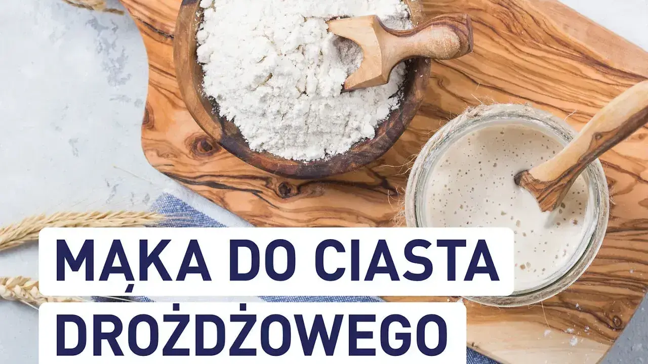 Mąka do ciasta drożdżowego w misce i zakwas w słoiku. Idealne składniki na puszyste wypieki.