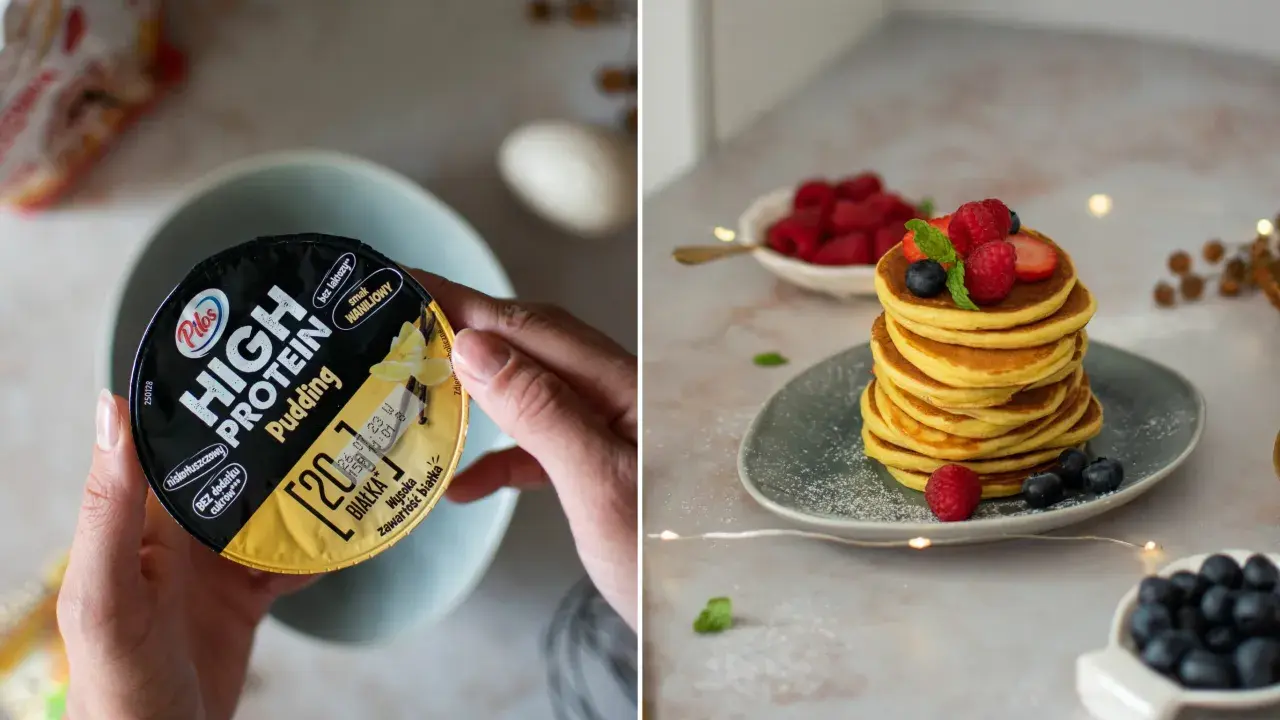 Jak zrobic proteinowe pancakes? Na zdjęciu widać składniki: pudding proteinowy i gotowe placuszki z owocami.