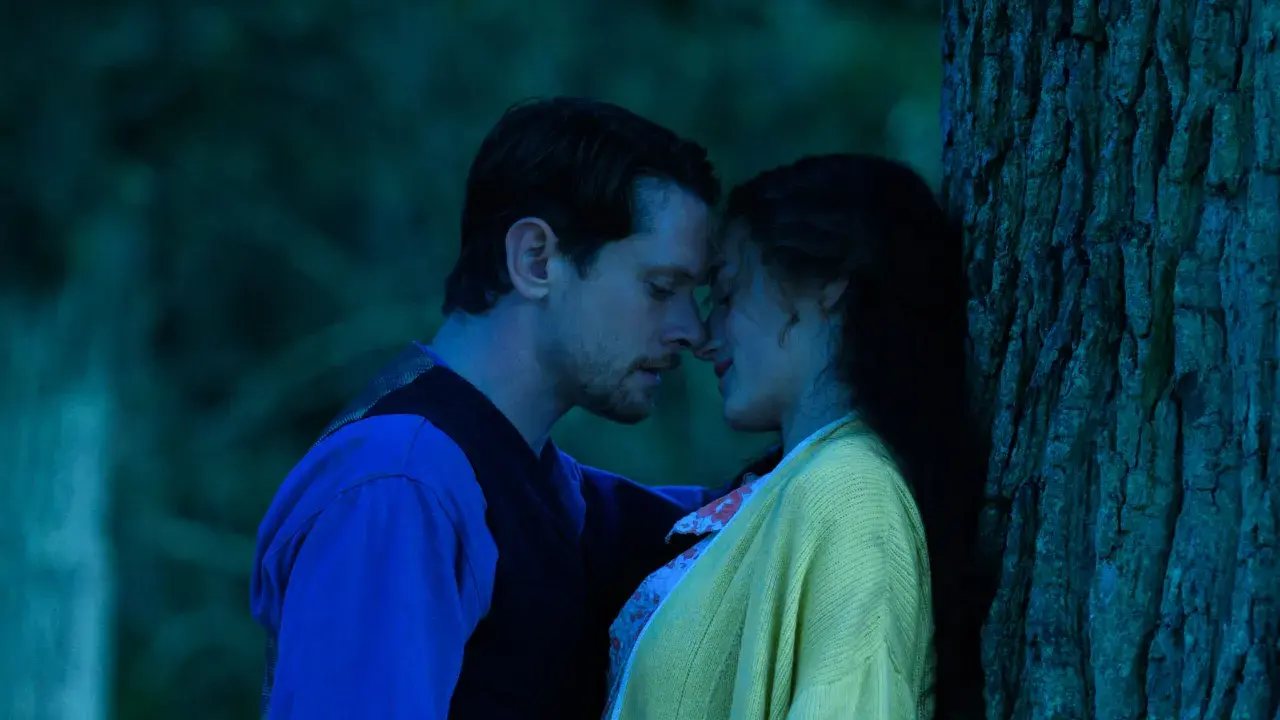 Intymny moment między parą w lesie, przypominający scenę z filmu "Kochanek Lady Chatterley" 2015.