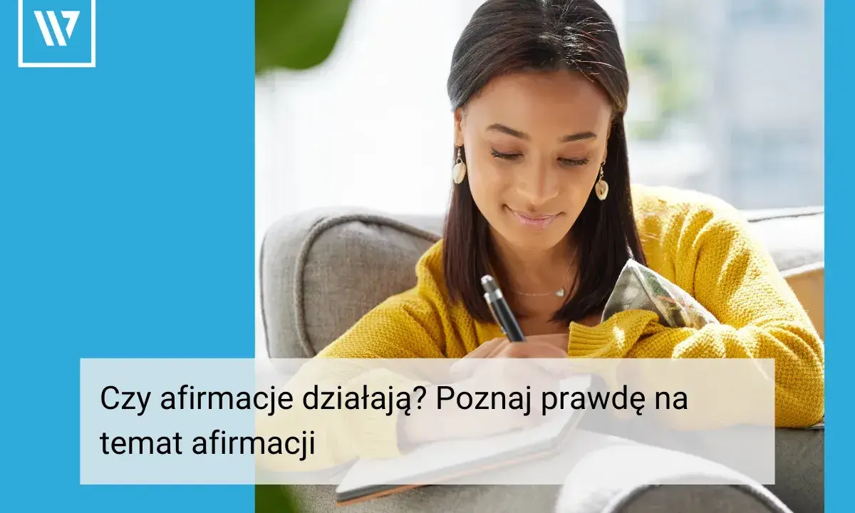 Kobieta pisze w notesie, zastanawiając się nad mocą afirmacji. Czy afirmacje działają? Poznaj prawdę.
