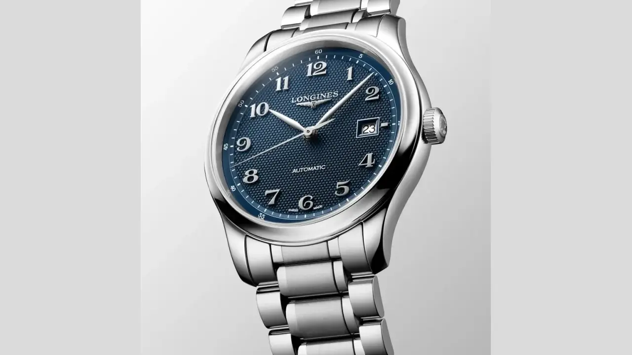 Elegante orologio Longines con quadrante blu testurizzato, numeri arabi argentati e datario. Il cinturino in acciaio lucido completa questo gioiello di precisione, un vero tesoro tra gli orologi.