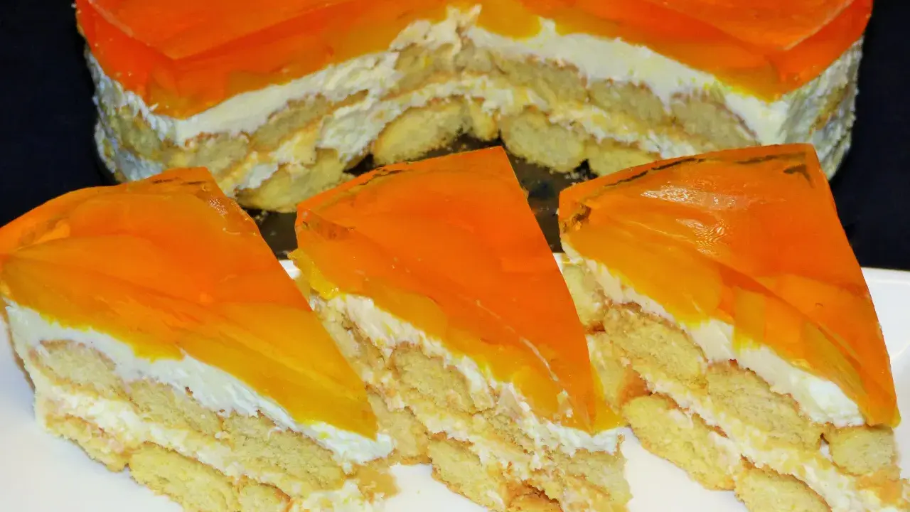 Pyszne ciasto z brzoskwiniami i mascarpone, z warstwami biszkoptów i pomarańczowej galaretki. Idealne na deser!