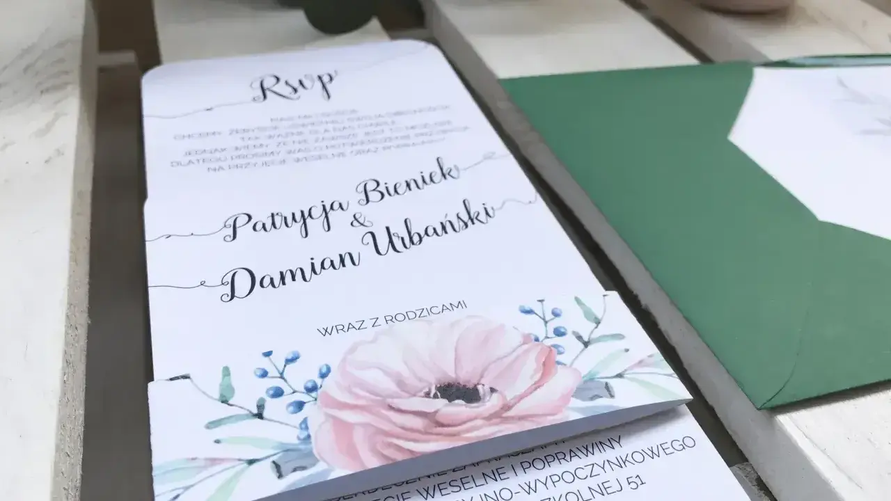 Eleganckie zaproszenie ślubne z imionami Patrycja i Damian, ozdobione kwiatami.