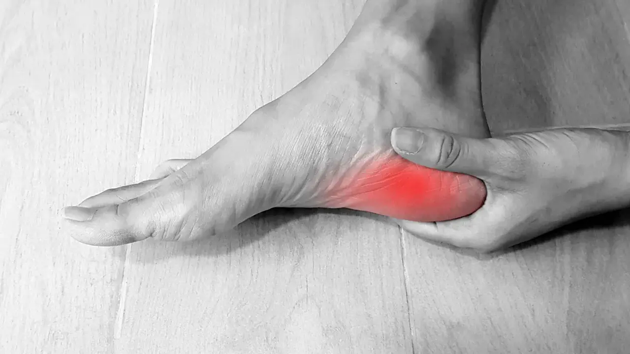 Pie con dolor en el talón, simulando fascitis plantar en niños.