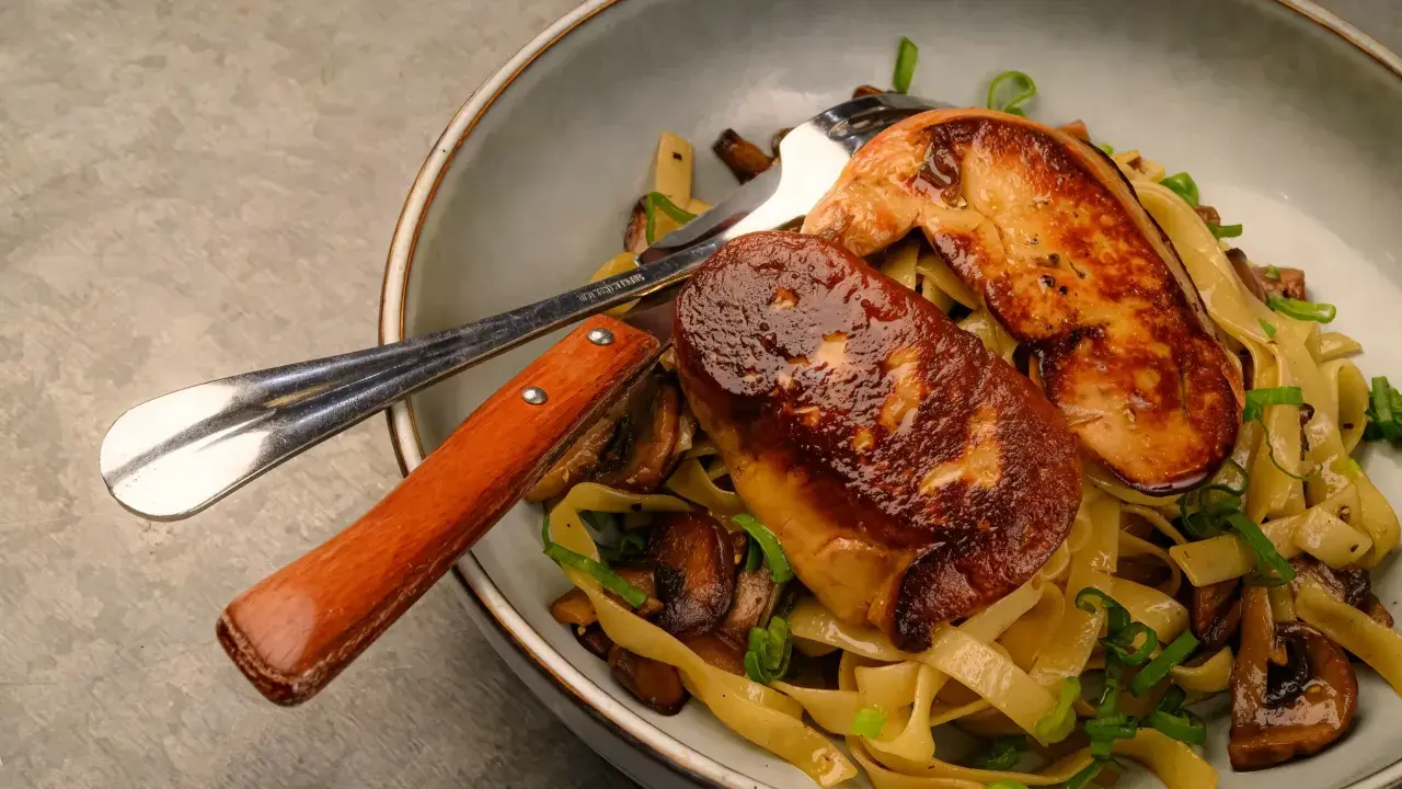 Un plat de pâtes aux champignons et foie gras poêlé, une spécialité du restaurant Le Bon Vivre. Photos gourmandes.