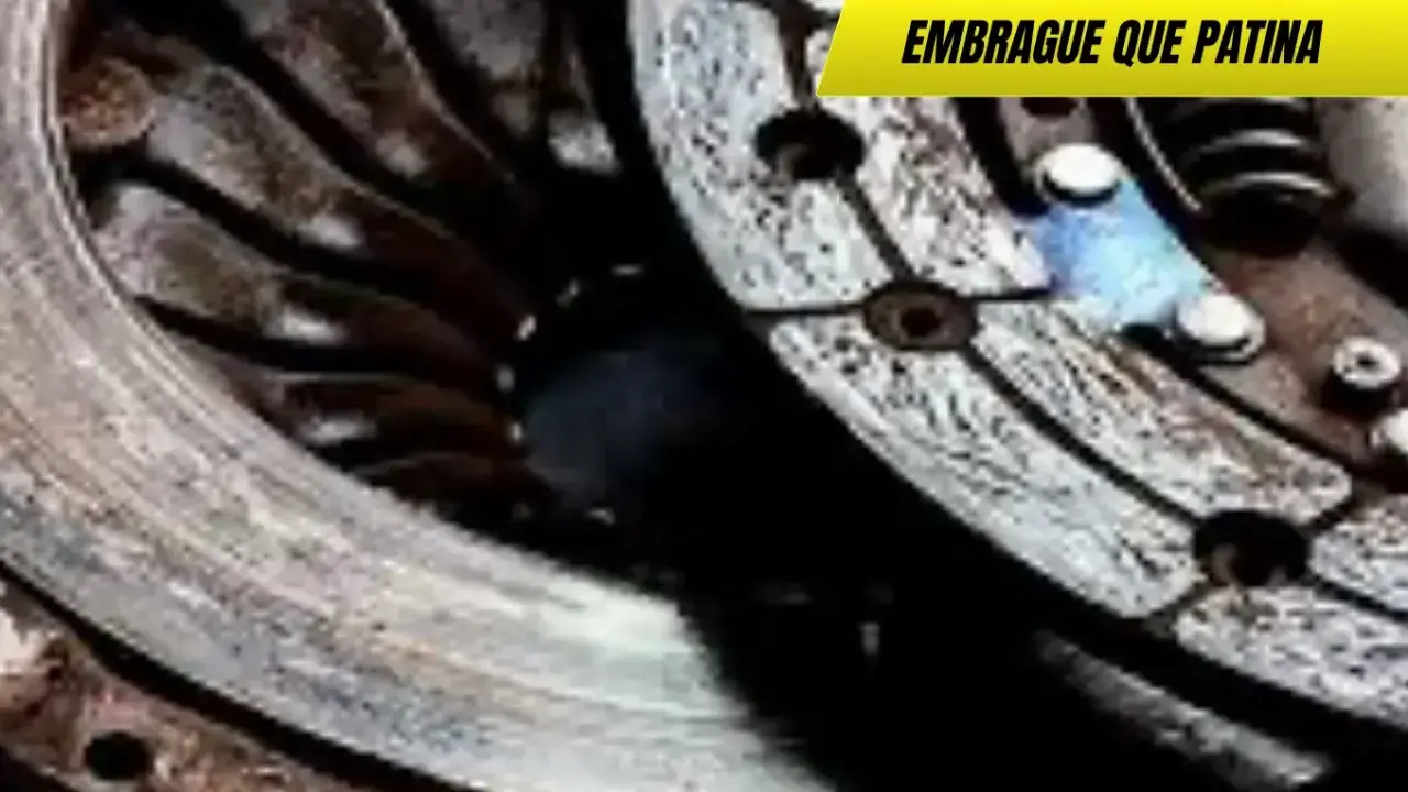 Primer plano de un disco de embrague desgastado. El **pedal de embrague muy alto** indica que el embrague patina y necesita ser reemplazado.