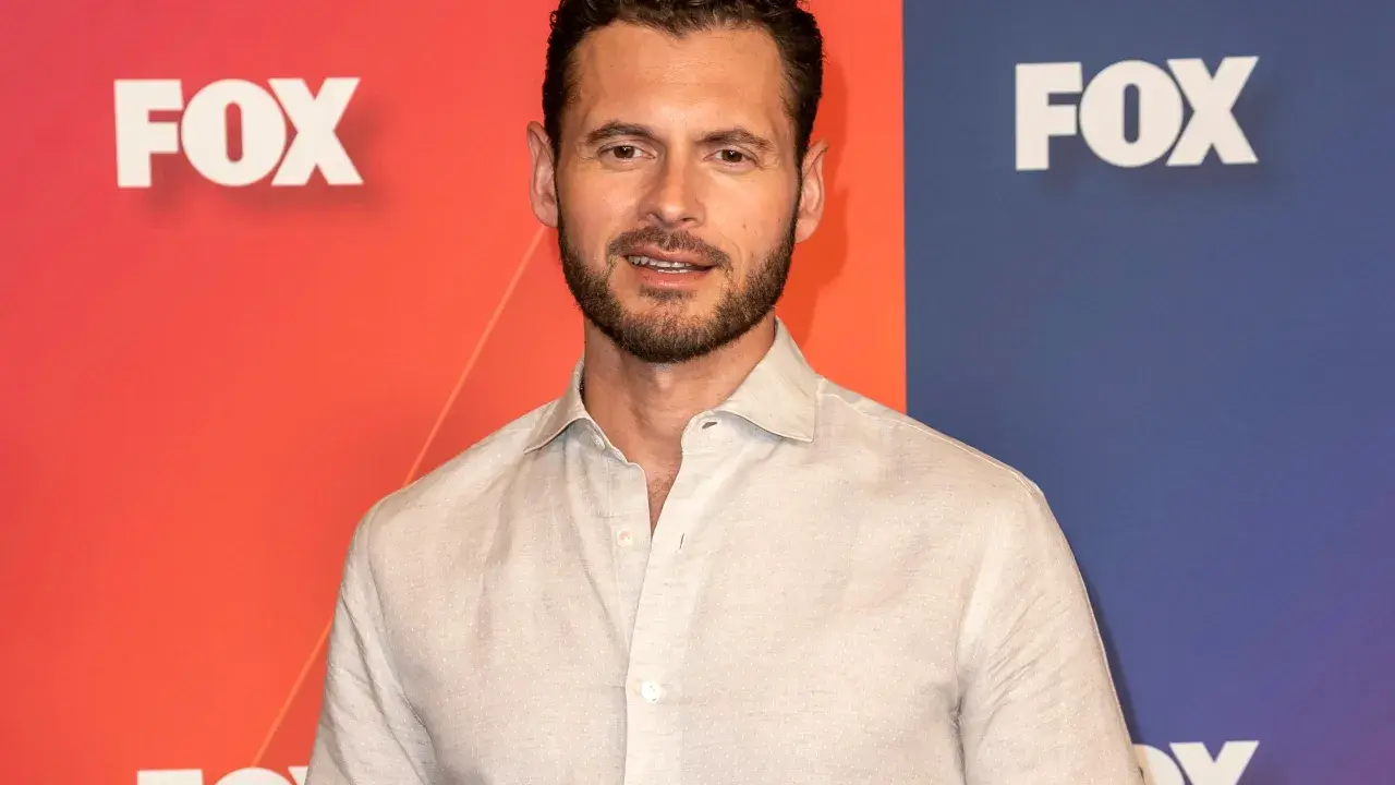 Adan Canto ler vid en FOX-bakgrund.