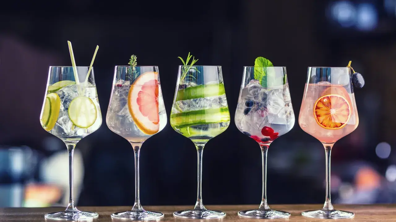 Fünf erfrischende Gin-Cocktails mit Früchten und Kräutern, perfekt für die richtige Trinktemperatur.