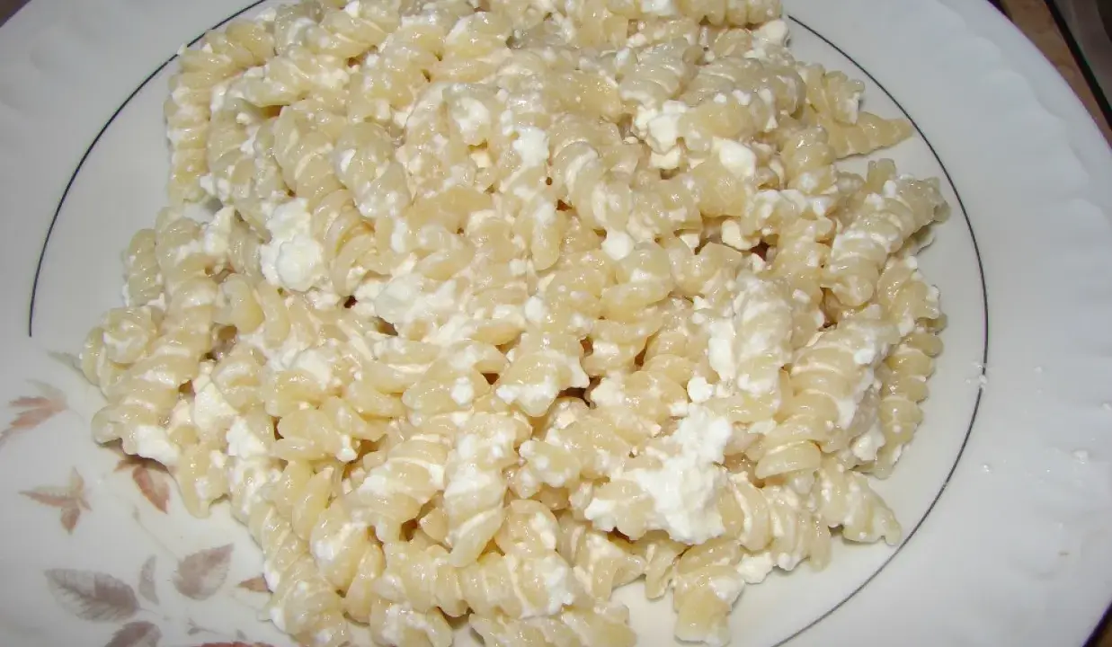 Fusilli z twarogiem, proste i pyszne danie. Makaron z twarogiem, idealny na szybki obiad lub kolację.