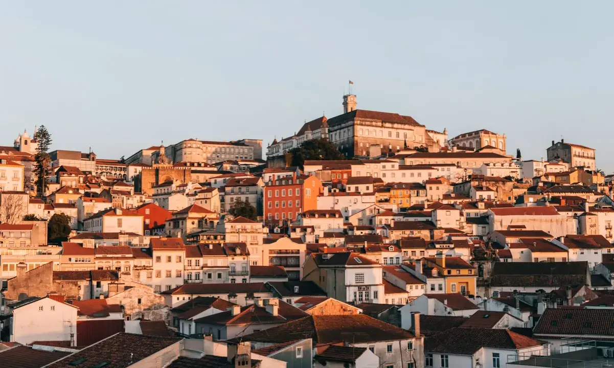Blick auf die malerische Altstadt von Coimbra im warmen Abendlicht. Entdecke Coimbra Geheimtipps abseits der Touristenpfade.