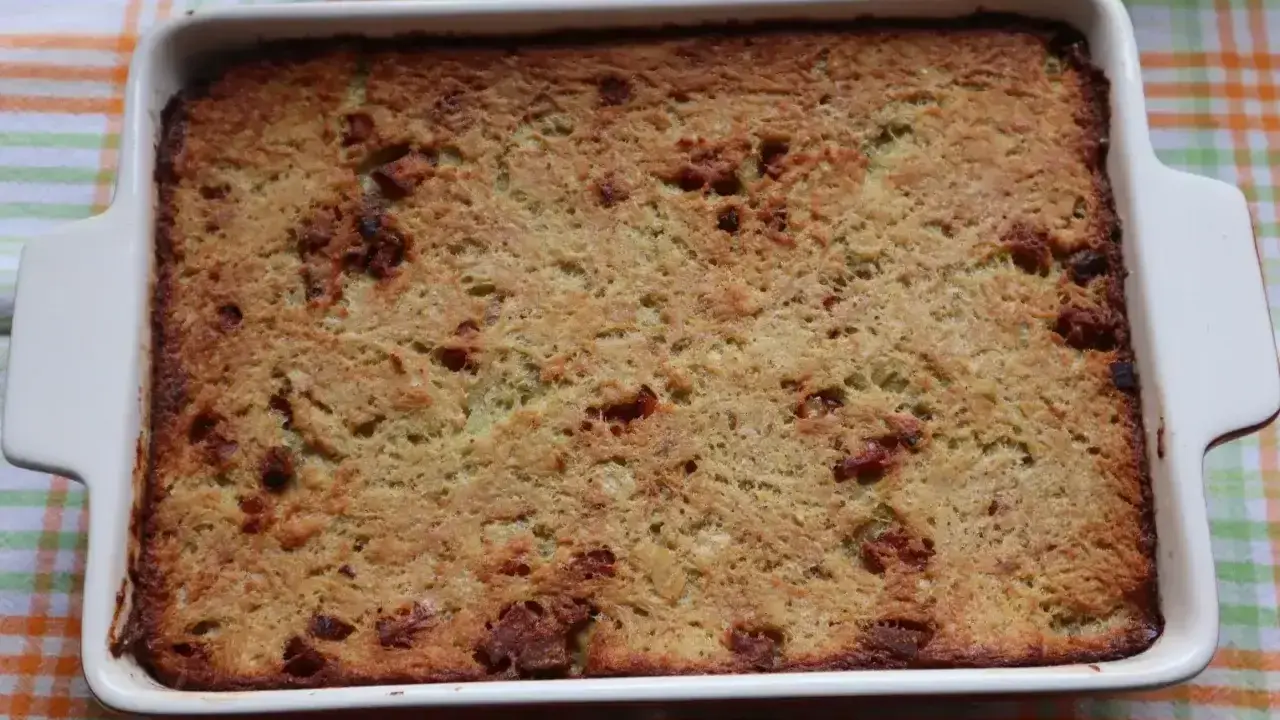 Złocista babka ziemniaczana prosto z piekarnika, pachnąca jak u babci. Idealna na obiad.