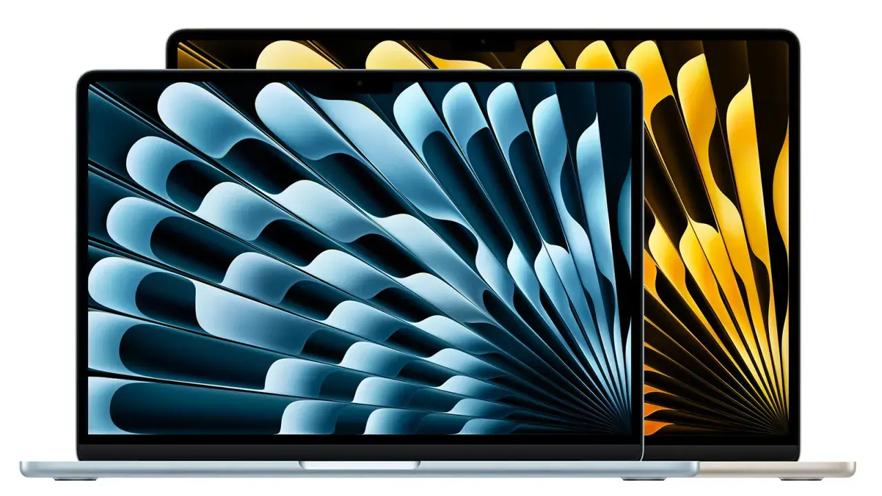 Dwa nowe MacBooki Air, jeden z niebieskim, drugi z żółtym wzorem na ekranie, gotowe do pracy.