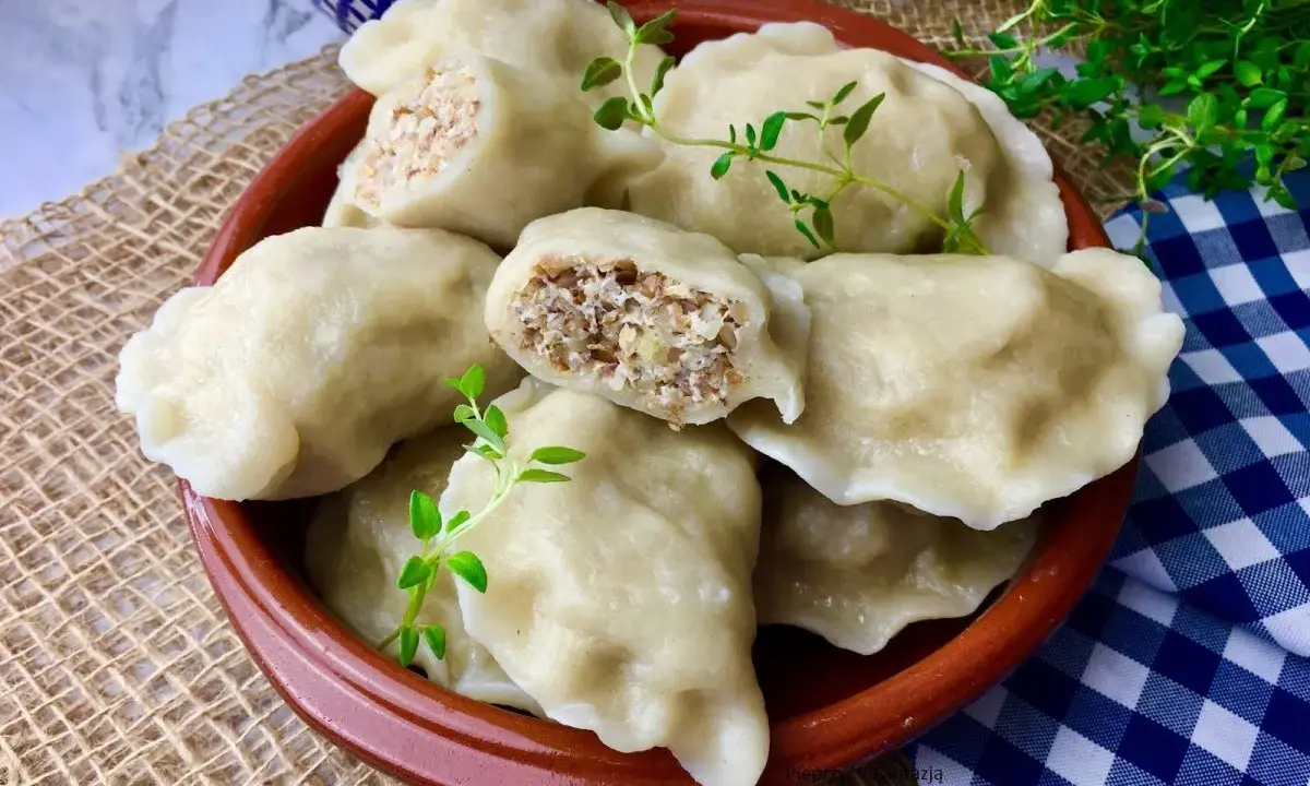 Pyszne pierogi z kaszą gryczaną i serem, idealne na obiad. Sprawdzony przepis na domowe danie.