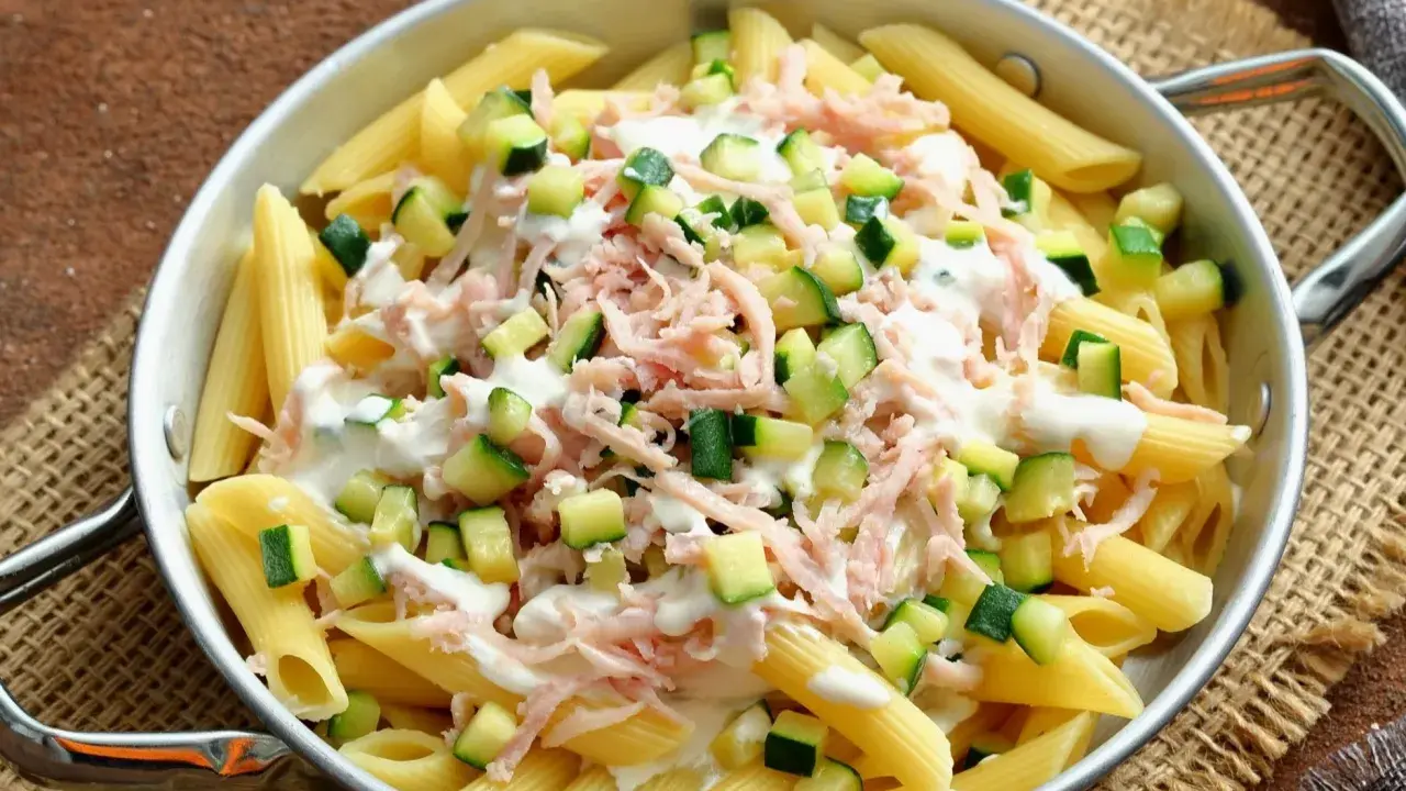 Penne z cukinią, szynką i kremowym sosem. Pyszne danie, które zachwyci każdego miłośnika makaronu.