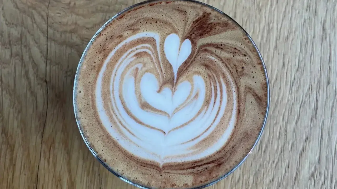Ein Latte Macchiato mit Herz-Latte-Art, perfekt für Ihre caffè mocha rezepte.