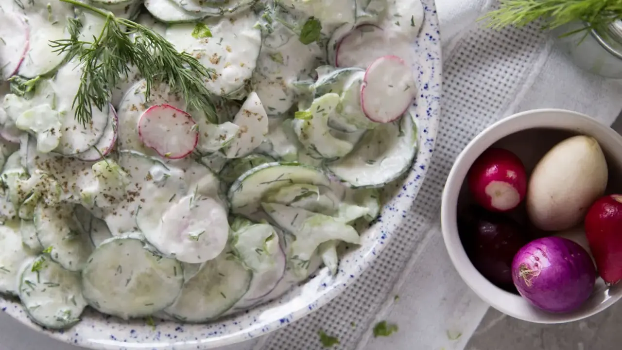 Salade de concombre à la crème : ma recette fraîcheur anti-flotte !
