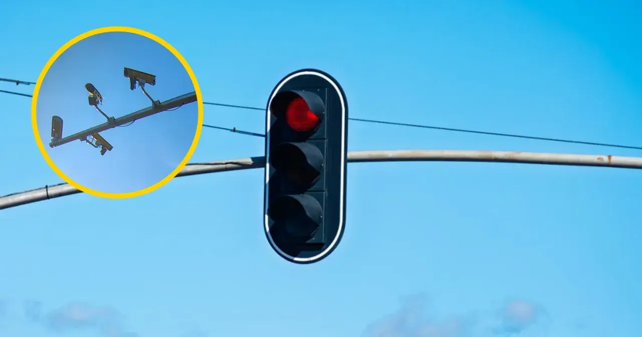Czerwone światło na sygnalizatorze. W okręgu widać kamery, które mogą rejestrować wykroczenia, zastanawiamy się, czy fotoradar łapie w dwie strony.