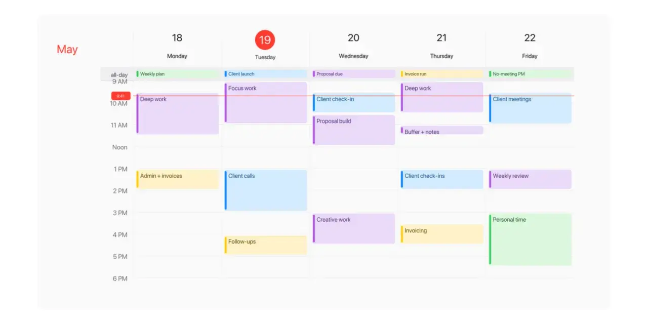 Calendrier affichant des tâches organisées par jour et par heure, avec des blocs colorés pour "Deep work", "Client calls", etc.