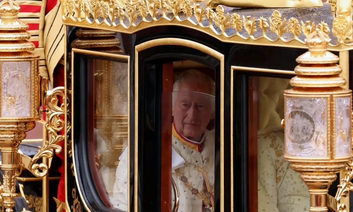 Król Karol III w złotej karocy, symbolizujący jego panowanie. Król karo znaczenie jest widoczne w jego dostojnym wyglądzie.