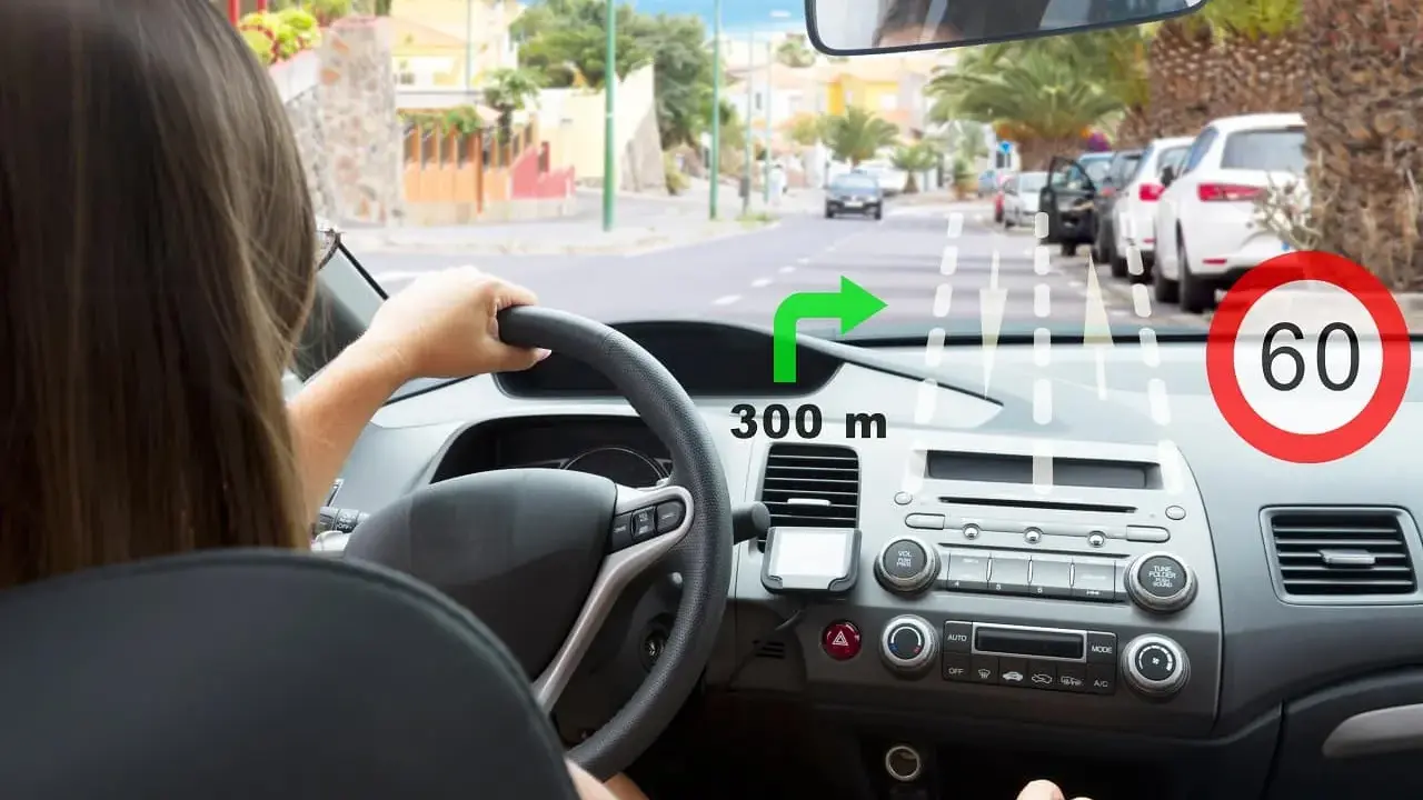 System rozpoznawania znaków drogowych pokazuje skręt w prawo za 300 m i ograniczenie prędkości do 60 km/h.