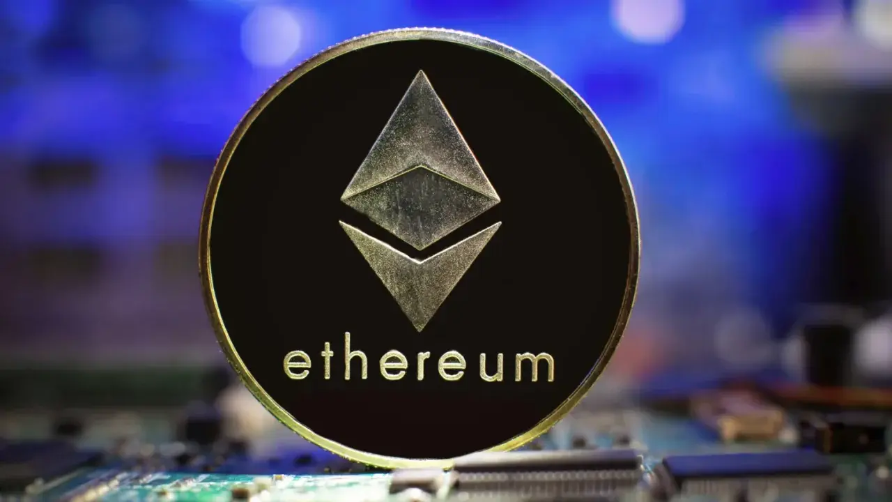 Złoty token Ethereum z symbolem sieci i napisem "ethereum" na tle niebieskiego światła i obwodów drukowanych. To symbol technologii ERC-20.