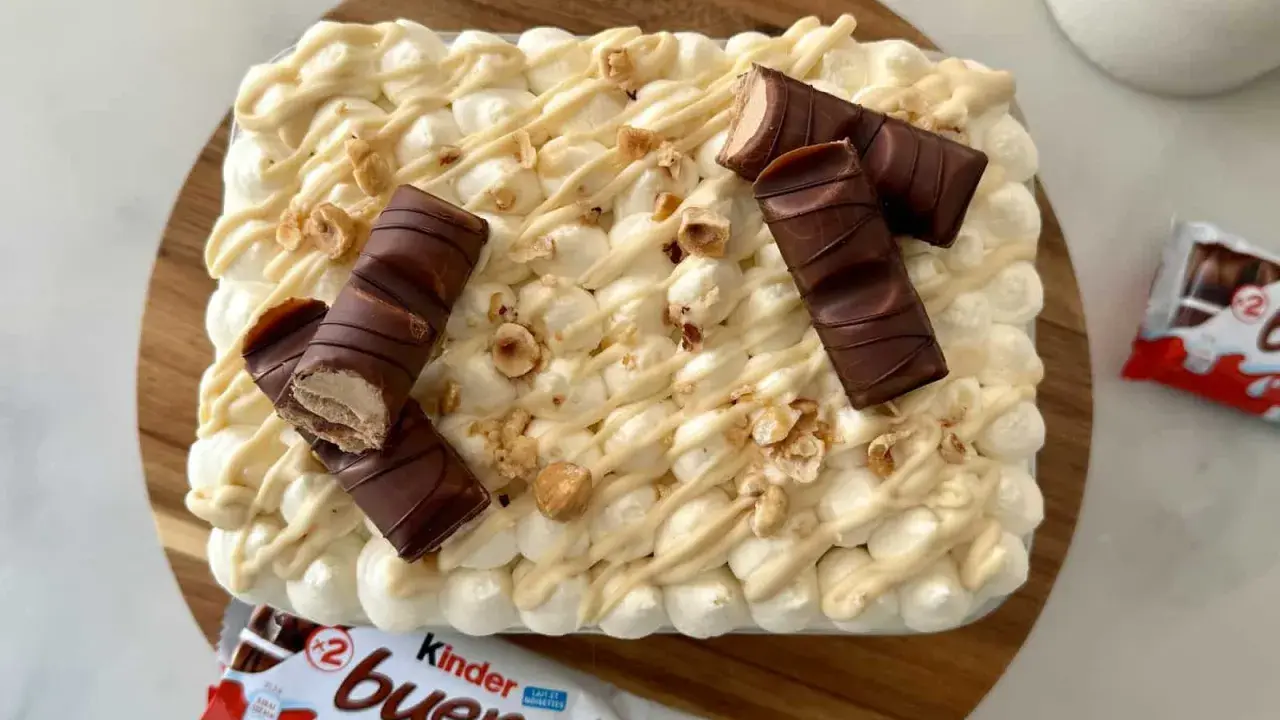 Un délicieux tiramisu Kinder Bueno, garni de morceaux de chocolat et de noisettes concassées. Un vrai régal pour les gourmands !