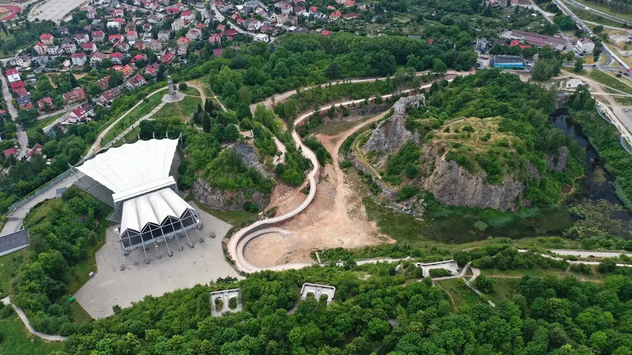 Amfiteatr Kadzielnia w Kielcach, idealne miejsce, by zobaczyć, co zwiedzić w świętokrzyskim. Wspaniałe widoki i ciekawe zakątki.