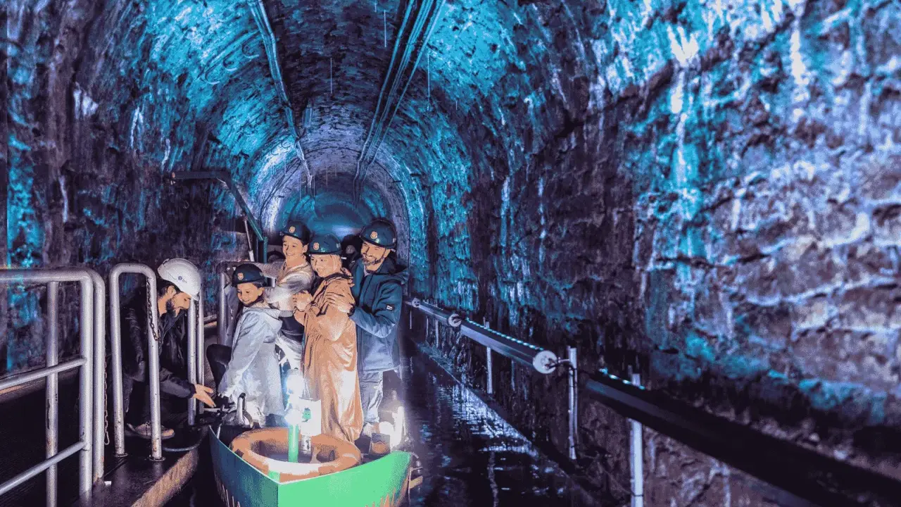 Podziemna łódź w kopalni w Gliwicach. Nietypowe atrakcje dla całej rodziny w mrocznym tunelu.