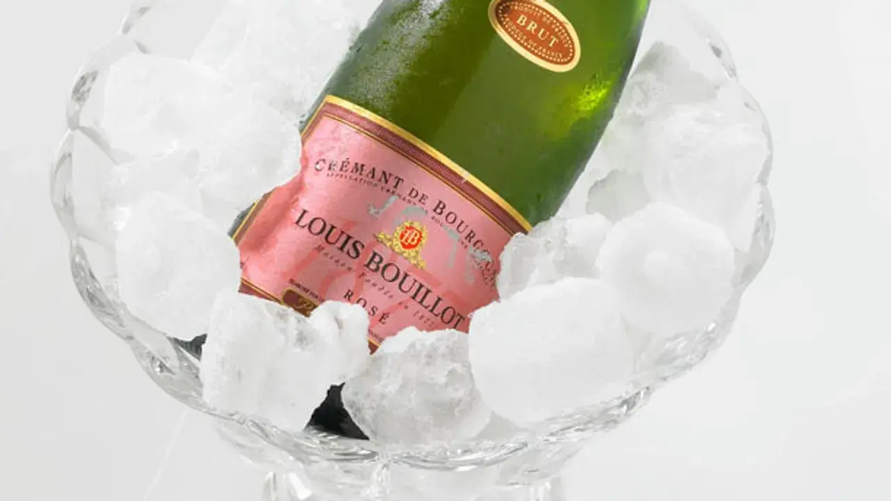 Flasche Louis Bouillot Rosé Crémant de Bourgogne in Eis gekühlt, perfekte Champagner Temperatur.