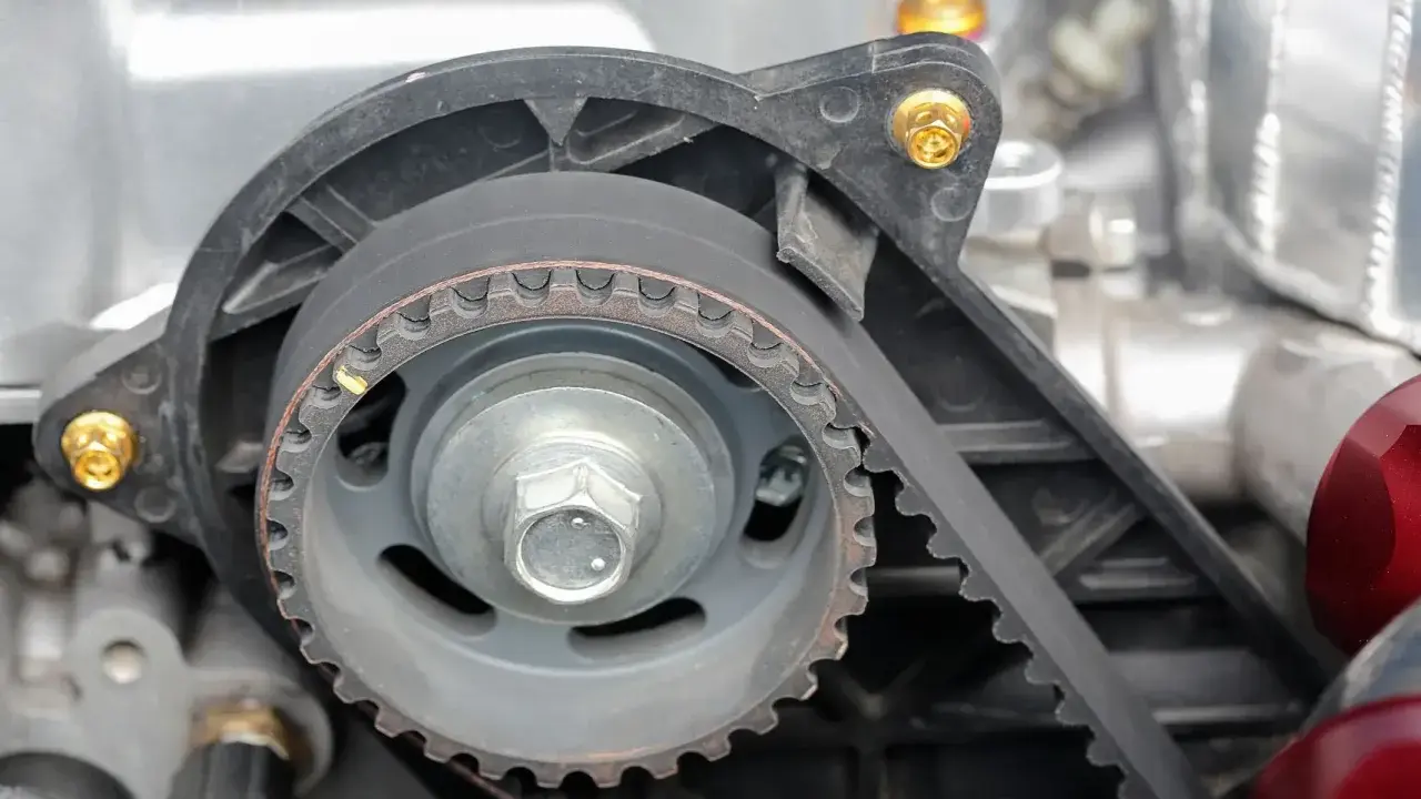 Pasek rozrządu i koło zębate – kluczowy mechanizm sterujący pracą silnika spalinowego.