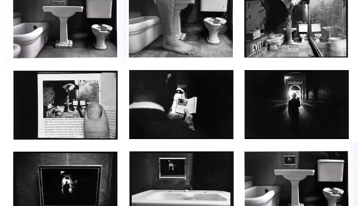 Un racconto fotografico di bagni, piedi, libri e corridoi bui.
