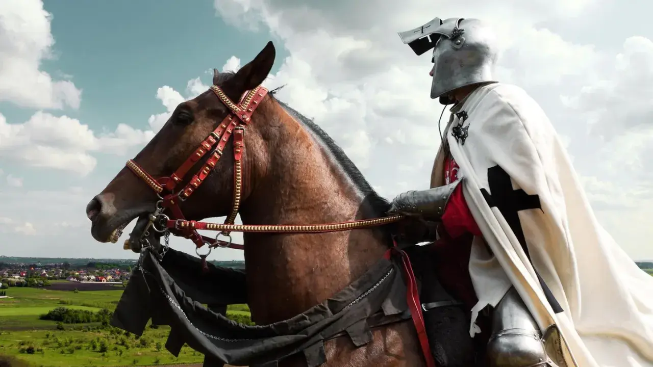 Ein Ritter in voller Rüstung reitet auf einem braunen Pferd. Die Szene erinnert an Geschichten für ritter kinder.