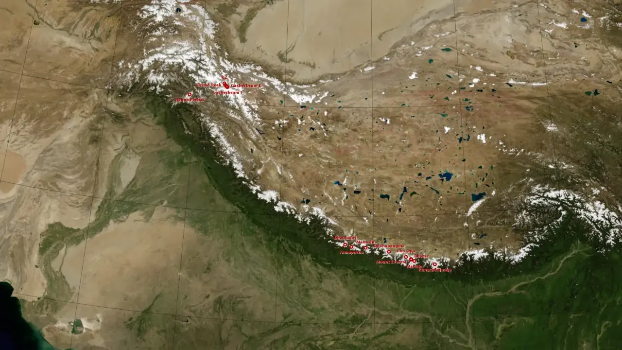 Gdzie jest K2? Mapa satelitarna Himalajów z zaznaczonymi szczytami, w tym K2, Broad Peak, Nanga Parbat i Mount Everest.