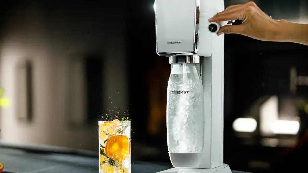 Woda gazowana z cytrusem i rozmarynem, przygotowana na SodaStream. Czy woda ma kalorie? Ta orzeźwiająca opcja z pewnością nie!