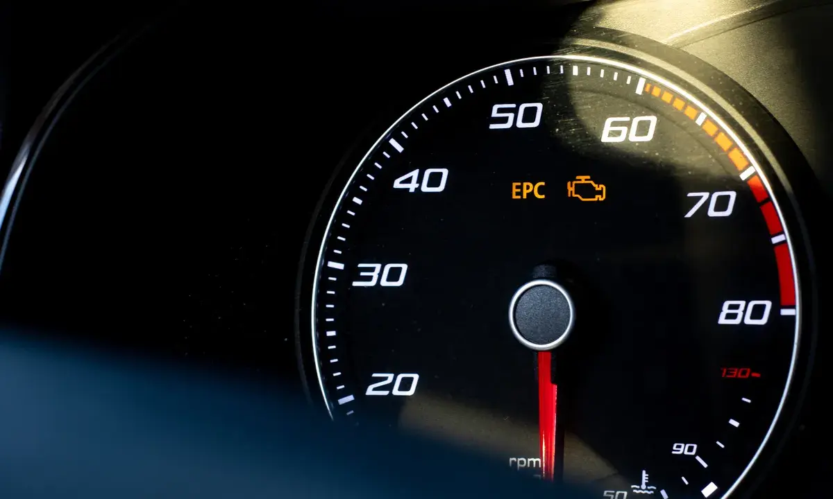 Luz de advertencia EPC encendida en el tablero del coche, indicando un problema.