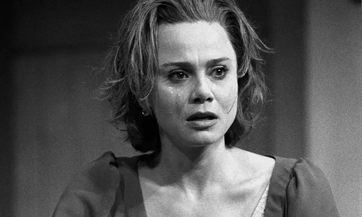 Lena Olin med tårar i ögonen, en känslosam scen från filmer med Lena Olin.