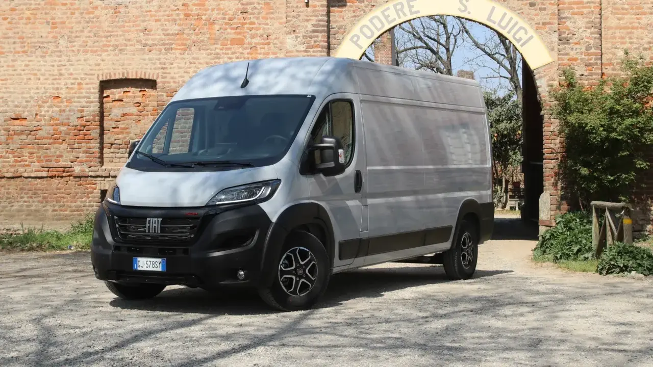 Srebrny Fiat Ducato Maxi stoi przed ceglanym murem i łukiem z napisem "PODERE S. LUIGI".