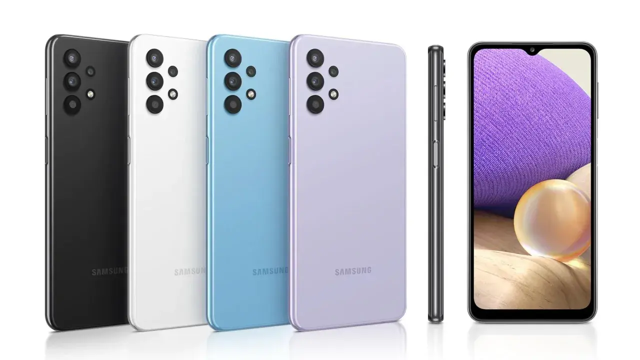 Cztery telefony Samsung Galaxy A32 w kolorach czarnym, białym, niebieskim i fioletowym.