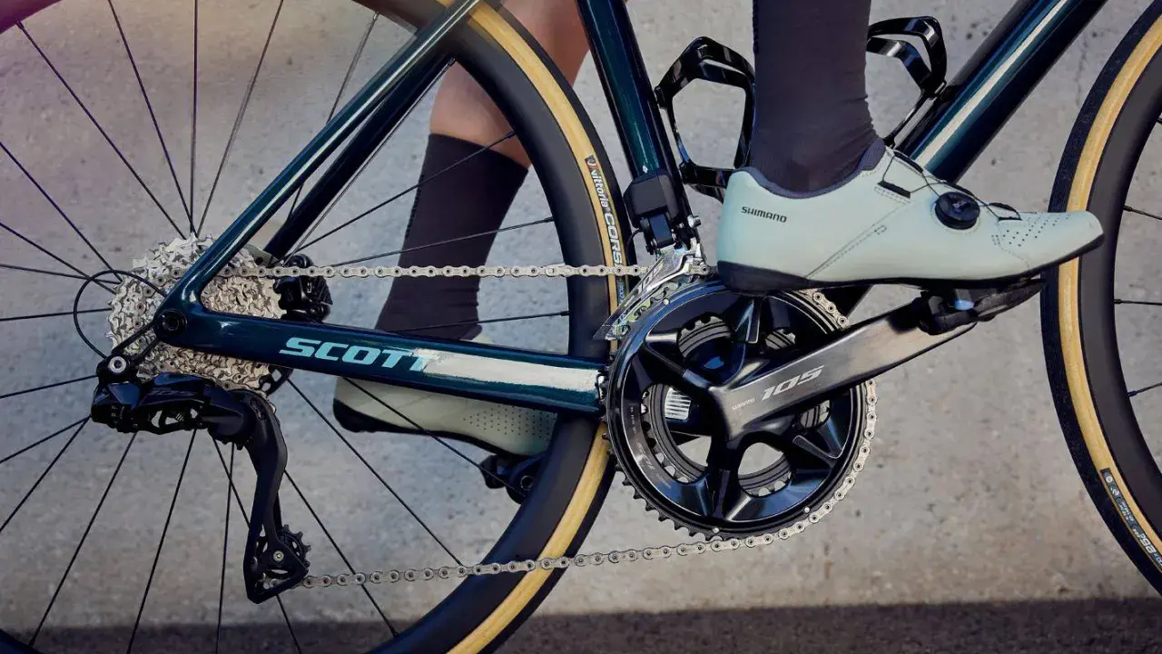 Rower Scott z grupą osprzętu Shimano 105 szosa. Widoczny mechanizm korbowy, przerzutka tylna i kaseta.