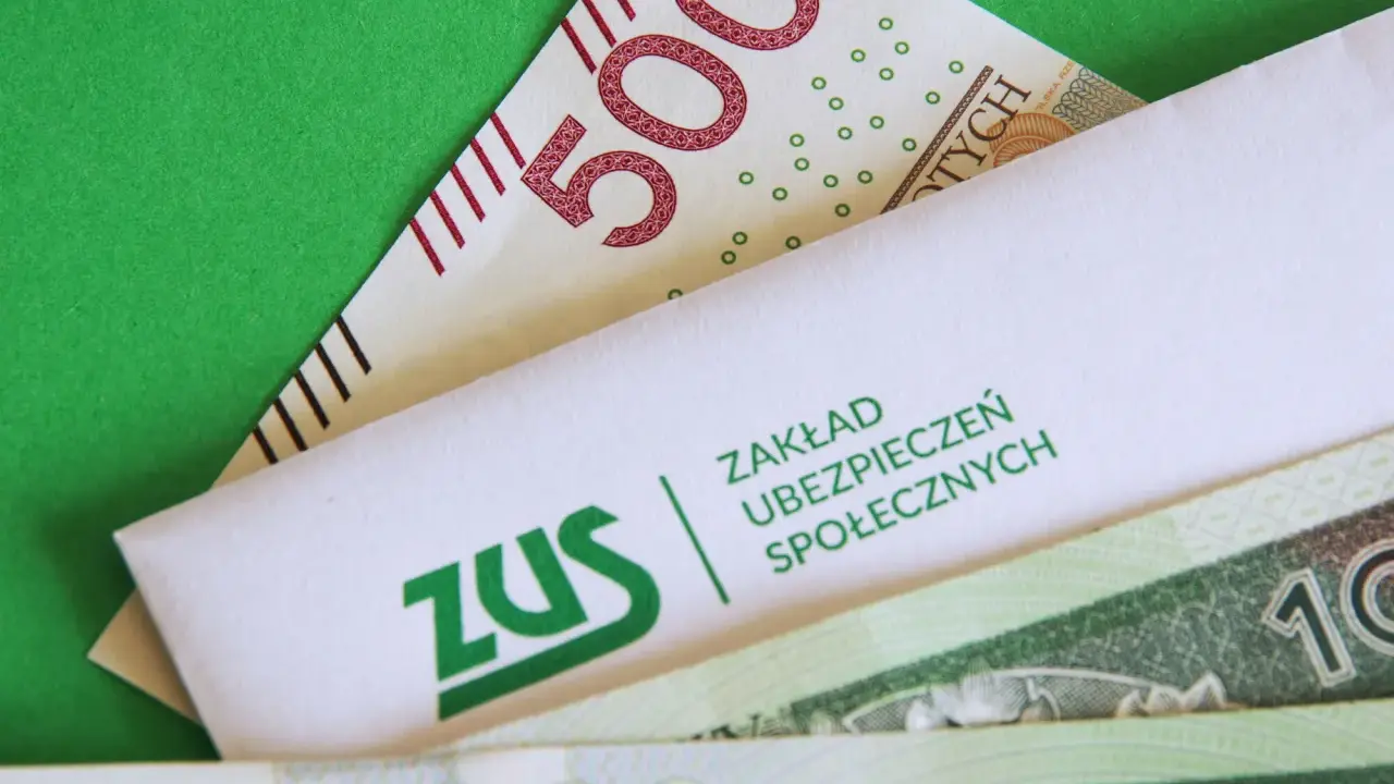 ZUS i banknot 500 zł. Symbol wsparcia dla osób niepełnosprawnych, nadzieja na lepsze jutro.