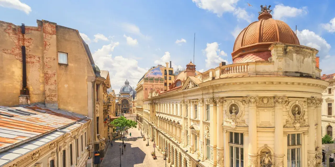 Urokliwa ulica z zabytkową architekturą i kopułą. Idealne miejsce, gdzie polecieć na weekend, by poczuć klimat miasta.