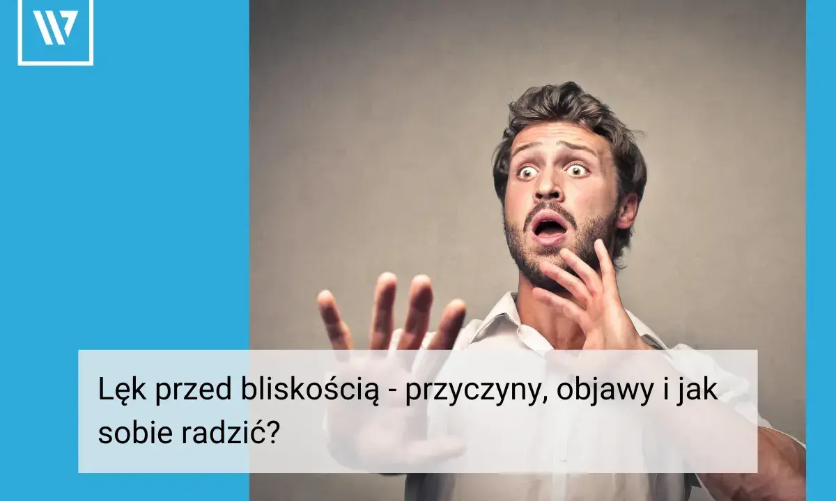 Przerażony mężczyzna z otwartymi dłońmi, symbolizujący lęk przed bliskością.